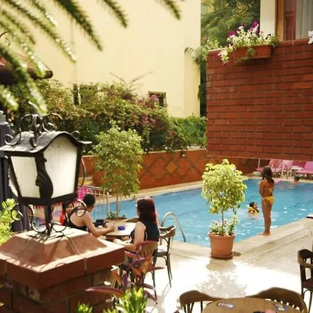 Sultan House: Beachfront With Balcony And Amenities Apartment Alanya